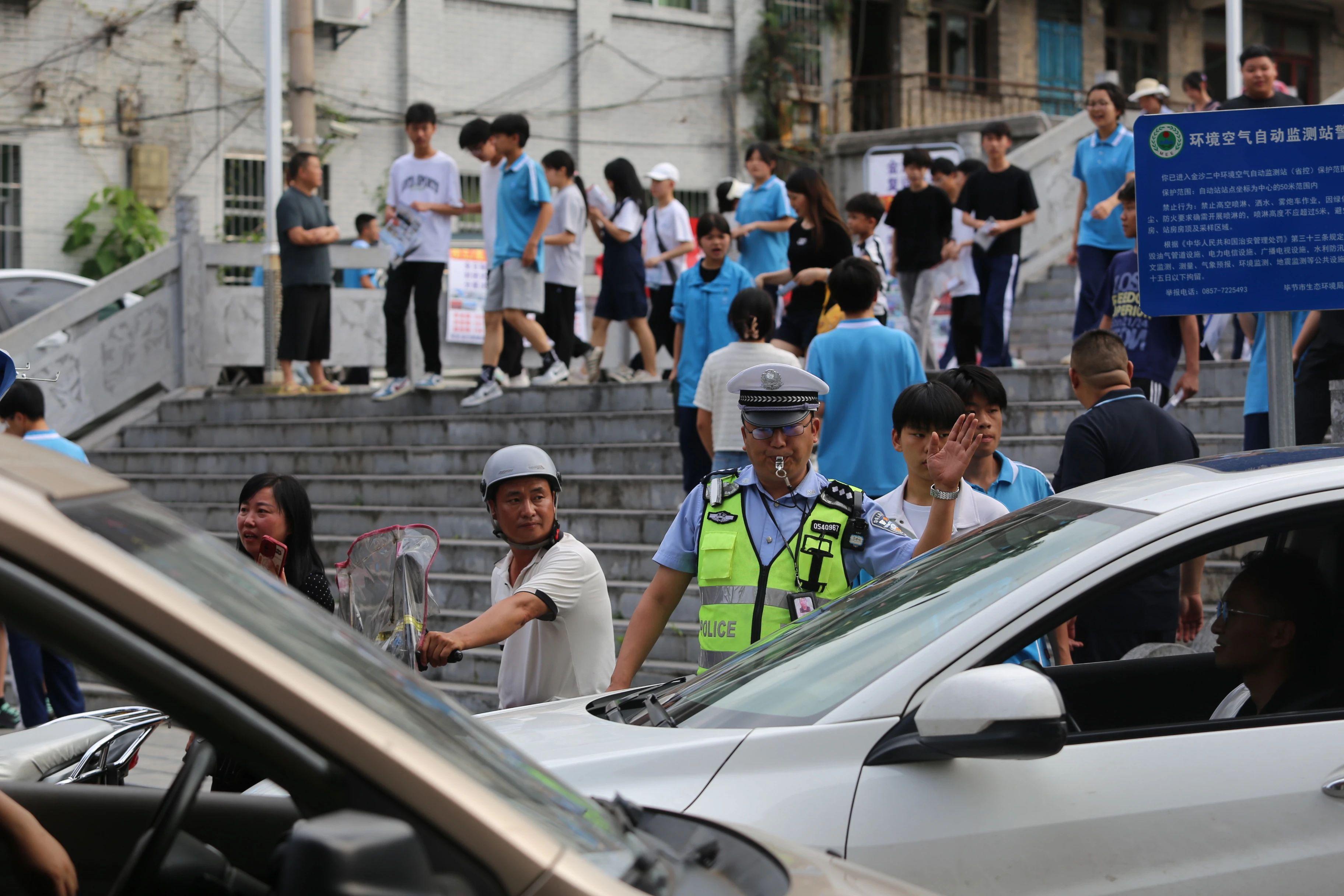 畢節(jié)公安“警”隨中考 全力護航學子逐夢征程