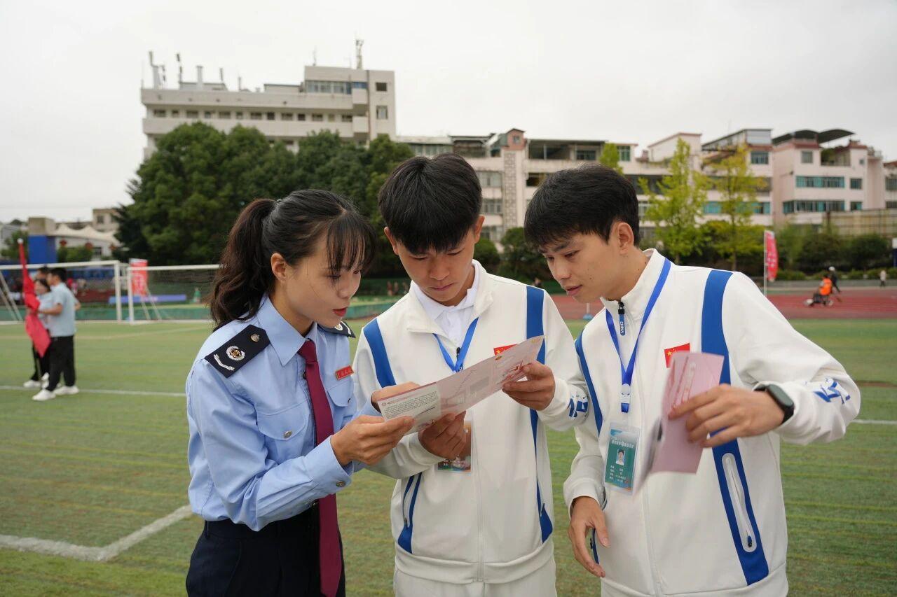 “稅務(wù)藍(lán)”添彩運(yùn)動(dòng)場(chǎng) 稅宣春風(fēng)暖人心